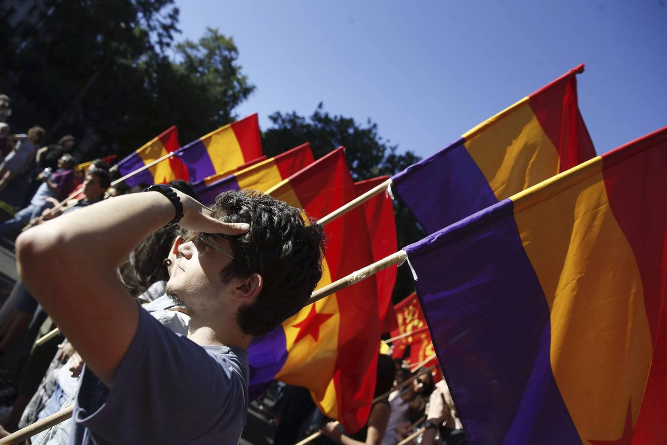 Miles de personas se manifiestan por la consulta sobre la monarquía