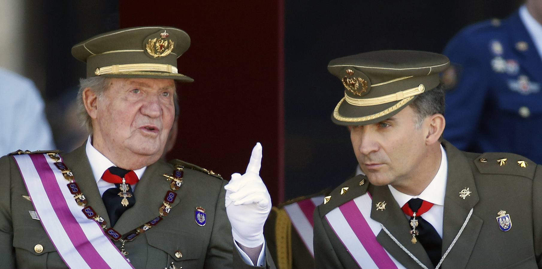 El primer acto juntos, de carácter militar. Tras el anuncio de la abdicación, el Rey y el Príncipe asistieron al desfile de la ceremonia militar de la Orden de San Hermenegildo, creada hace dos siglos para premiar conductas militares ejemplares