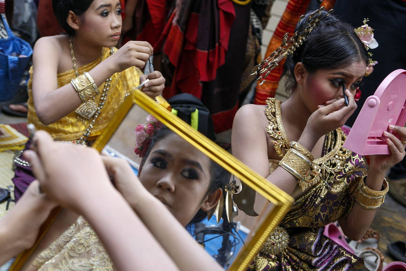 Preparándose para el desfile. Dos jóvenes se preparan para un desfile oficial en Bangkok.