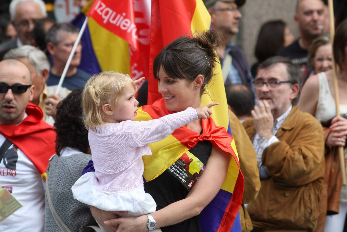 Manifestaciones a favor de la República. Tras el anuncio de abdicación diversos colectivos han para reclamado un referéndum sobre la Monarquía. En la imagen, una joven con una niña en brazos en Oviedo.