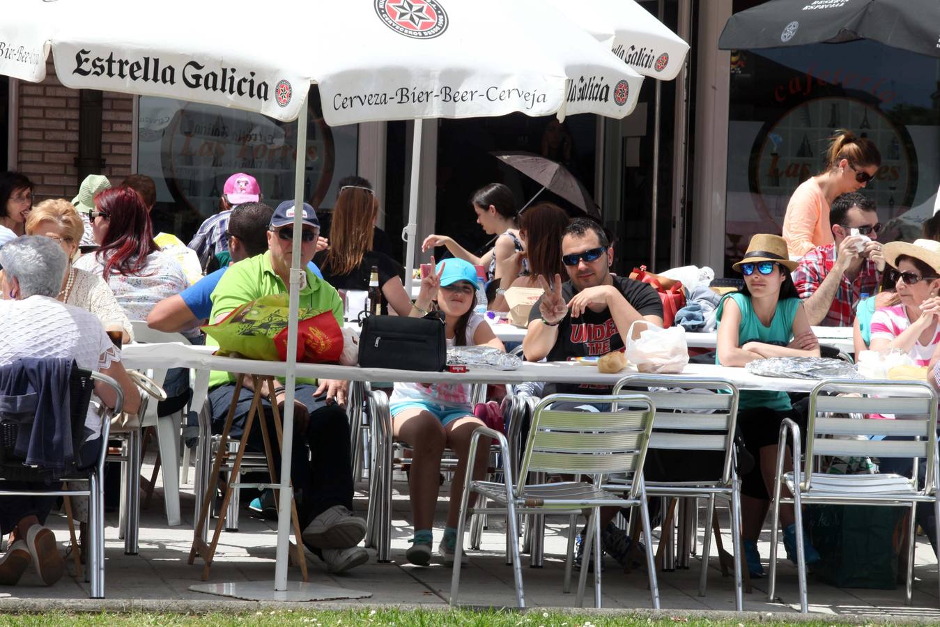 Comida en la calle de las fiestas de Villalegre