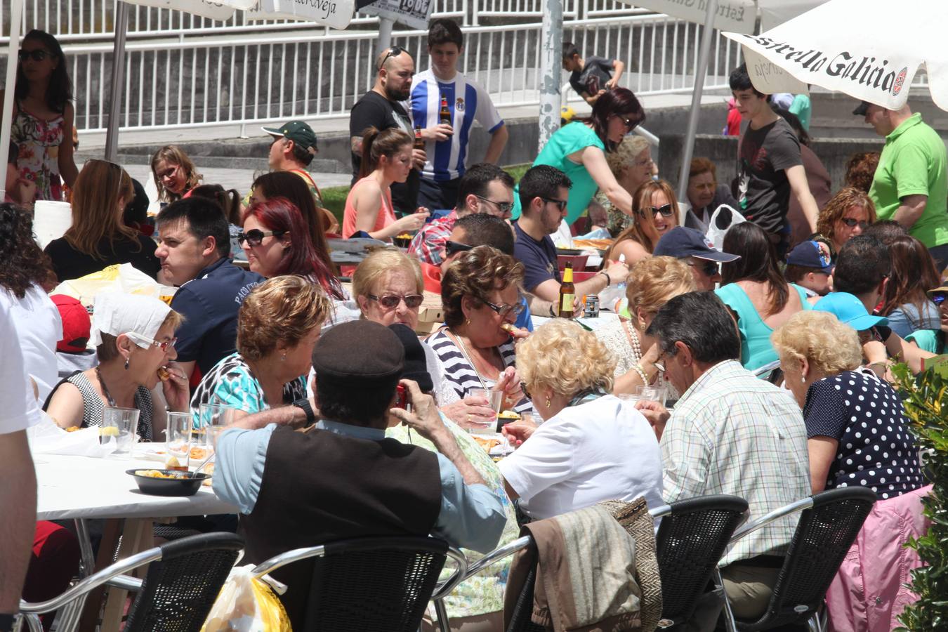 Comida en la calle de las fiestas de Villalegre