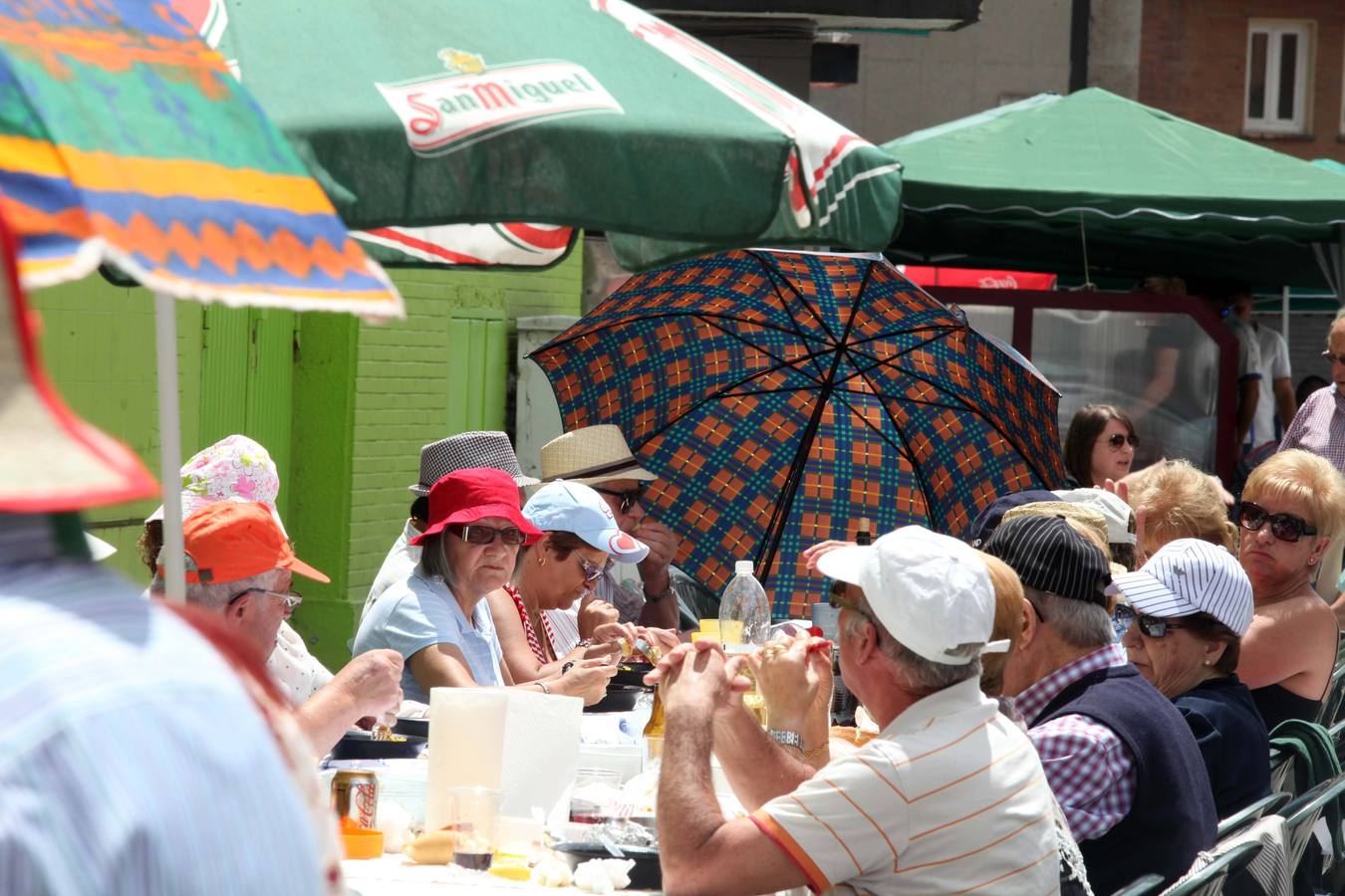 Comida en la calle de las fiestas de Villalegre