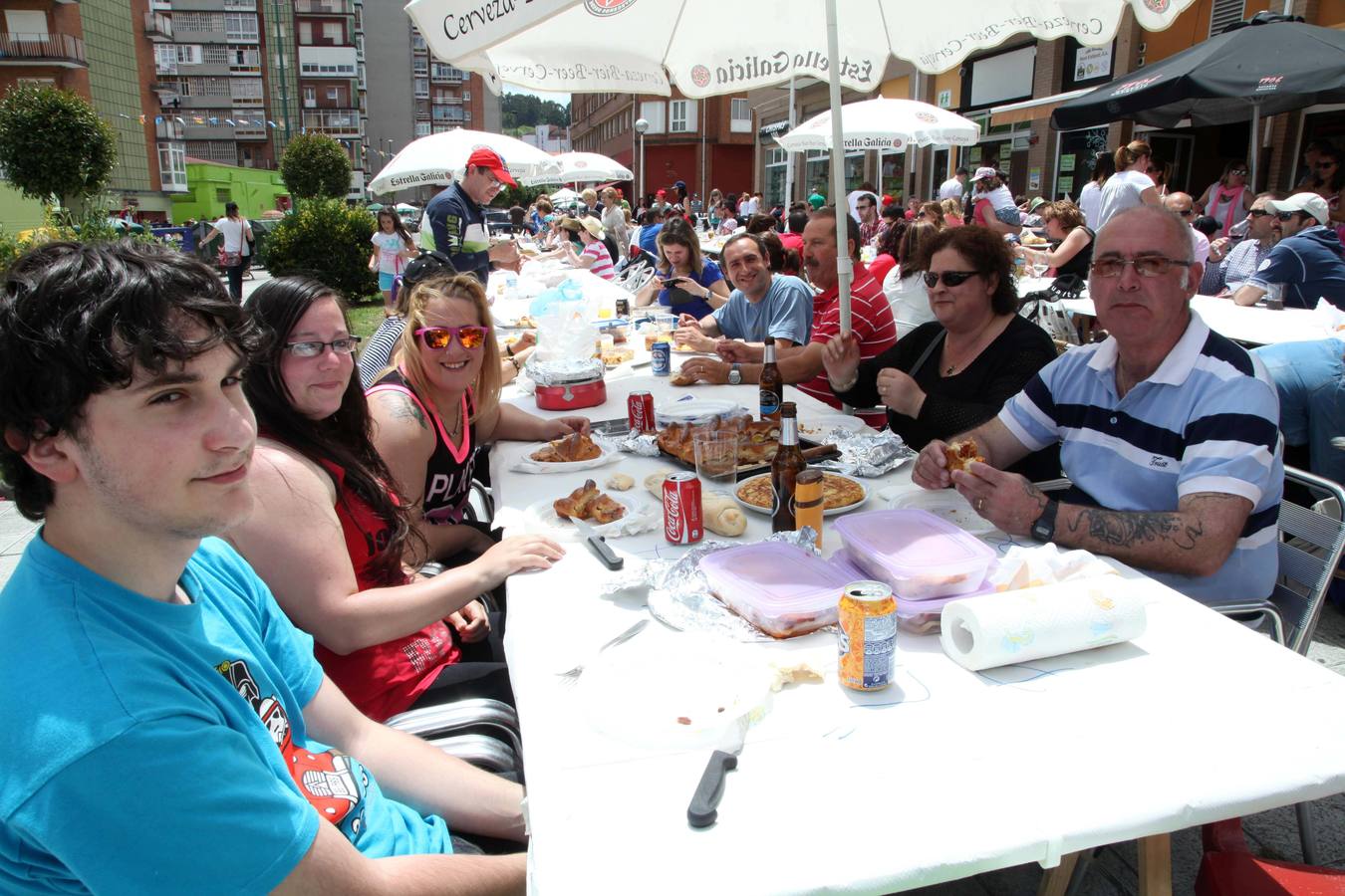 Comida en la calle de las fiestas de Villalegre