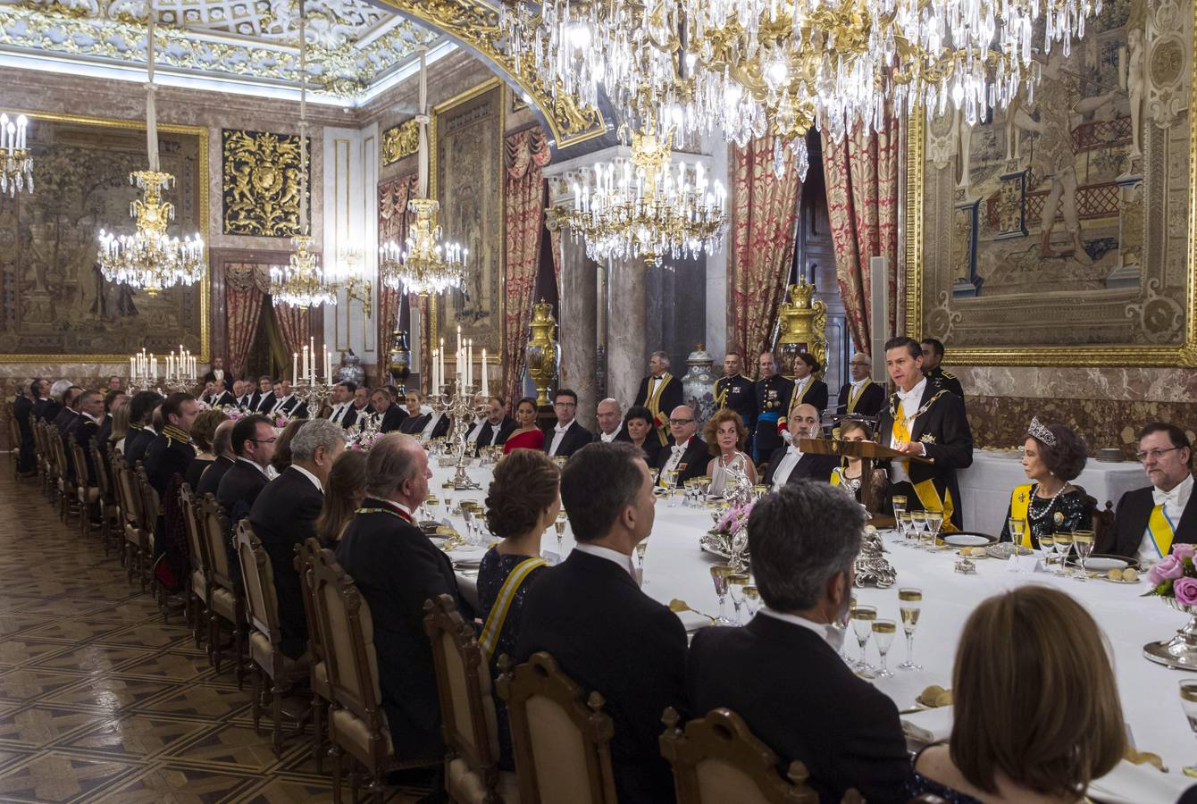 Máxima gala para la última cena con el Rey de anfitrión
