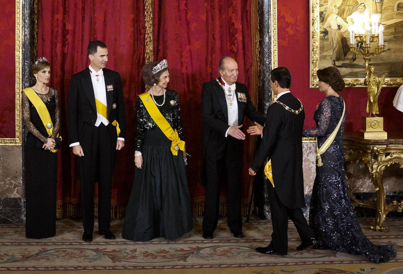 Máxima gala para la última cena con el Rey de anfitrión