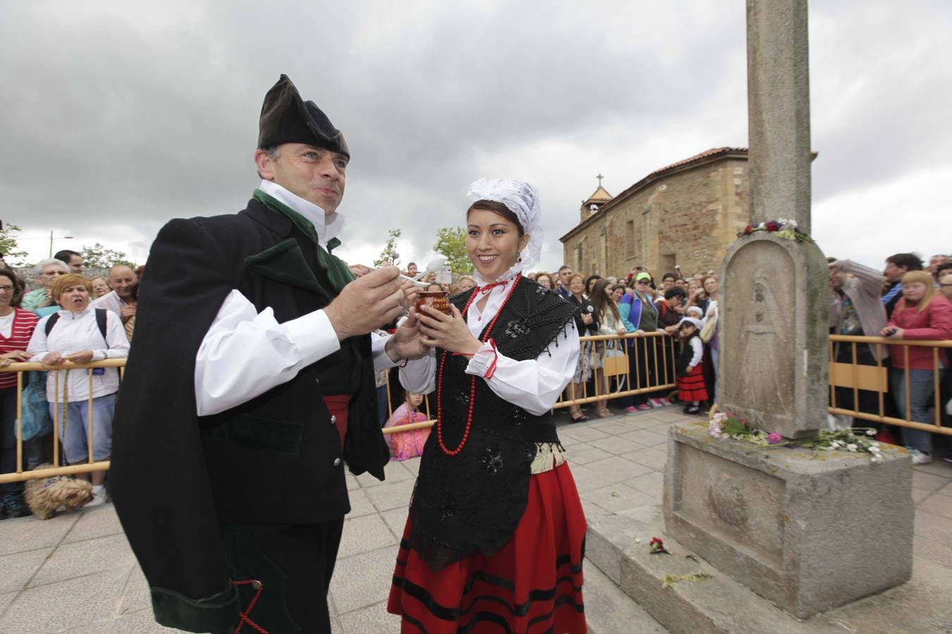 El Rito del Beso, en la Fiesta de El Puchero, en Villalegre