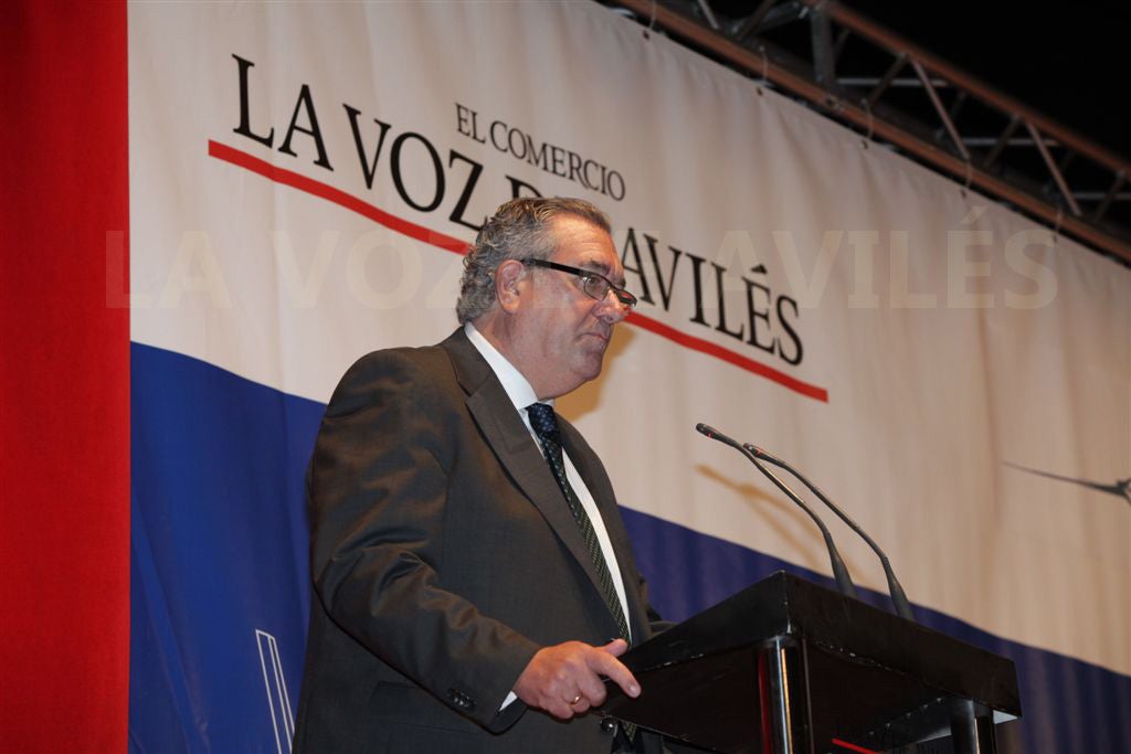 José María Urbano, redactor jefe de LA VOZ DE AVILÉS, glosó la trayectoria de los premiados. 