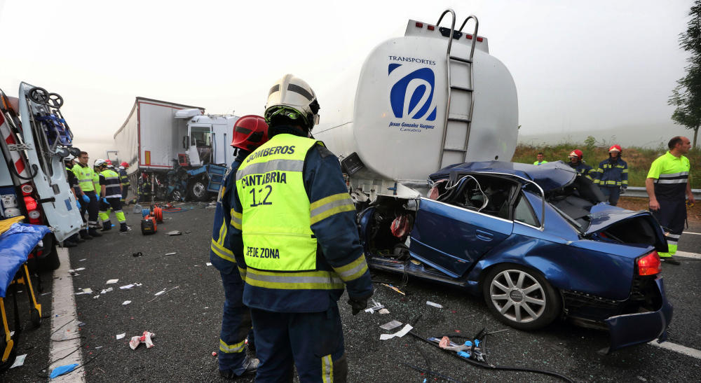 Dos gijoneses muertos en un accidente multiple en Cabezón de la Sal