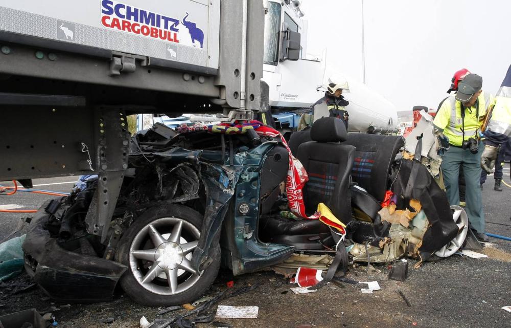 Dos gijoneses muertos en un accidente multiple en Cabezón de la Sal