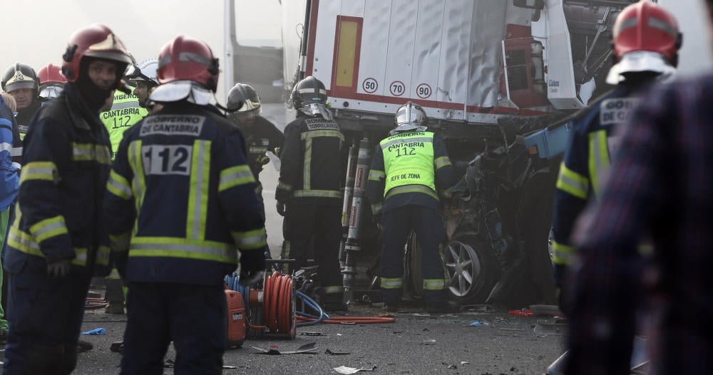 Dos gijoneses muertos en un accidente multiple en Cabezón de la Sal