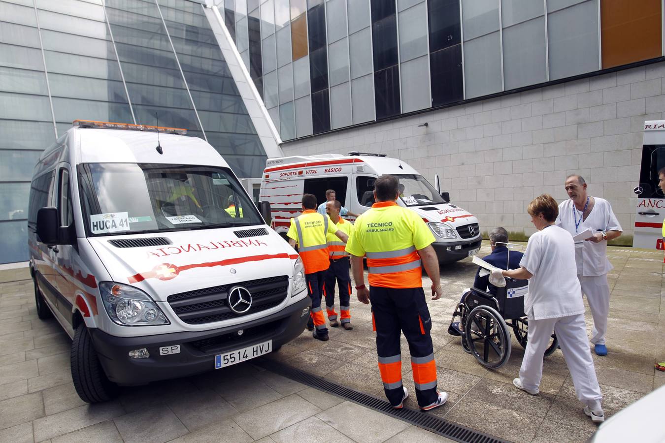 Las imágenes del traslado de los pacientes del viejo hospital al nuevo HUCA
