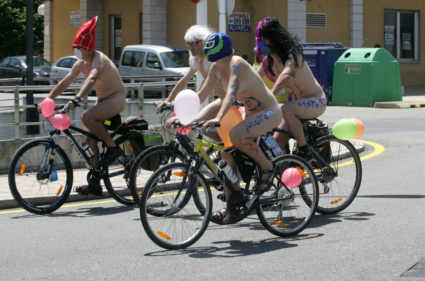 Ciclonudismo en Gijón para pedir más respeto a los usuarios de bicicletas