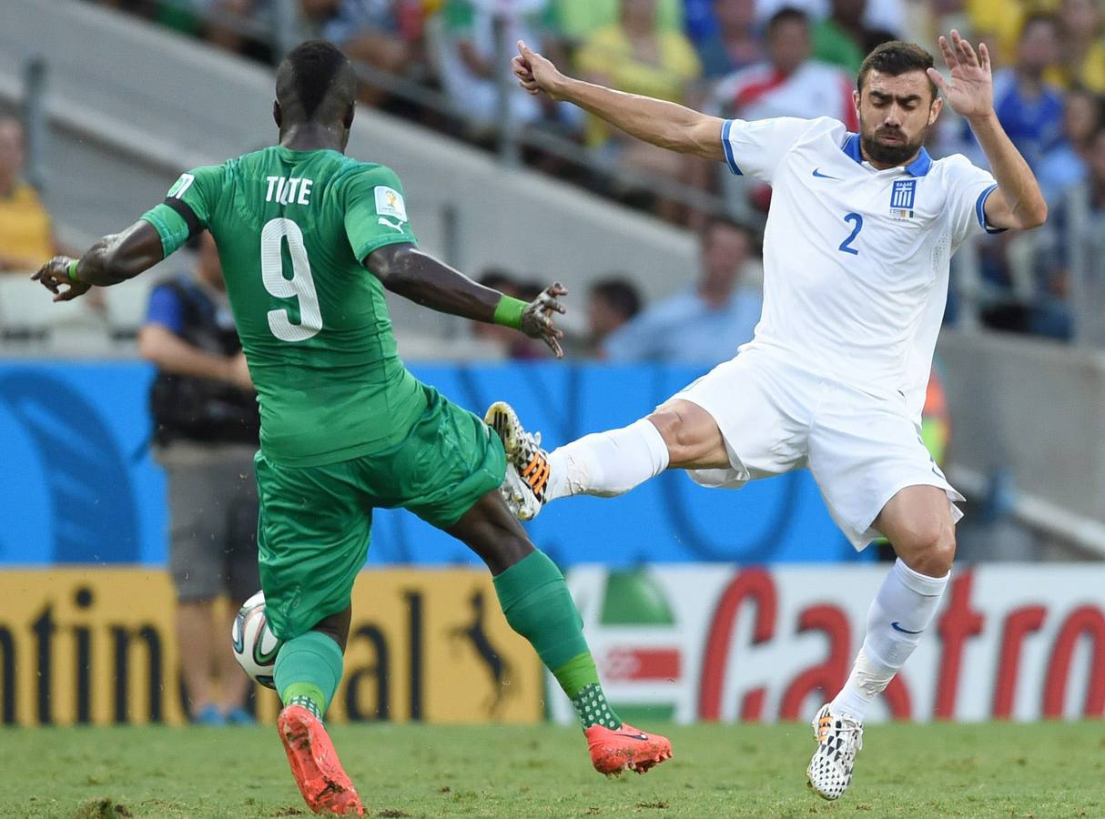 Tiote y Maniatis pugnan por el esférico.