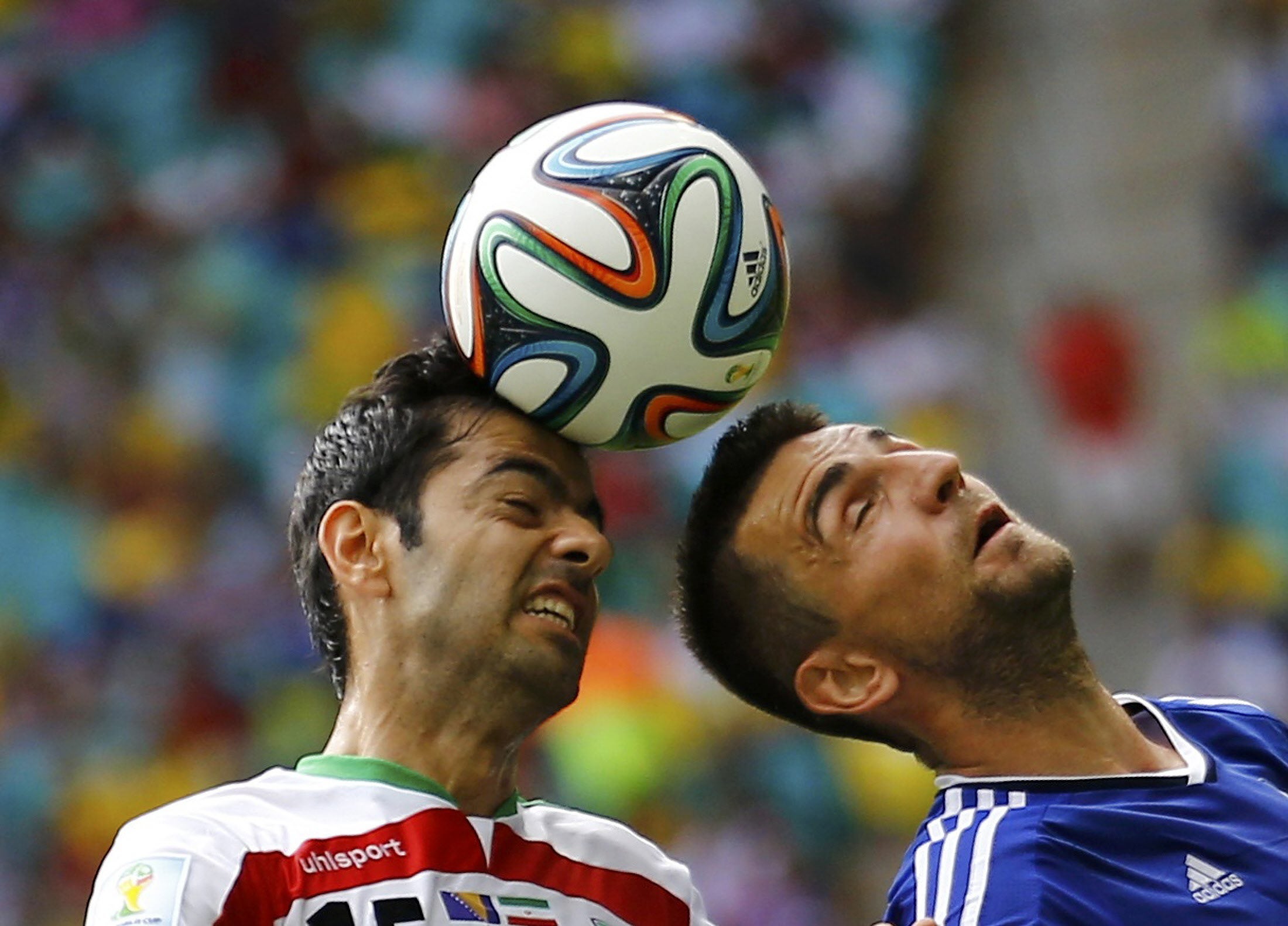 Montazeri (i) e Ibisebic saltan por la pelota.