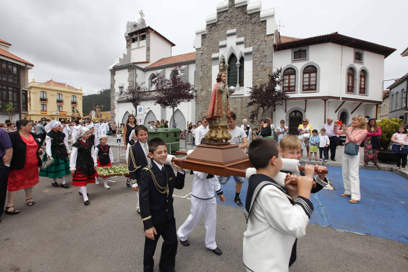 Procesión marinera en San Juan de la Arena