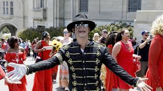 Miles de flores y mensajes para recordar a Michael Jackson