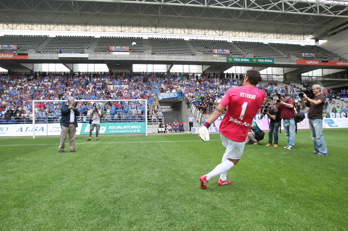 El oviedismo arropa a Esteban en su regreso a casa