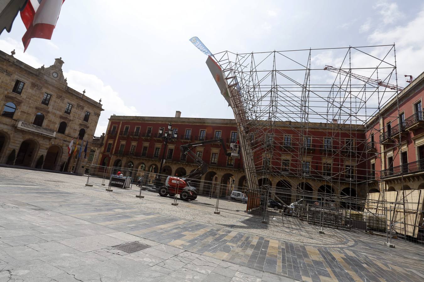 Un rocódromo en la plaza Mayor de Gijón