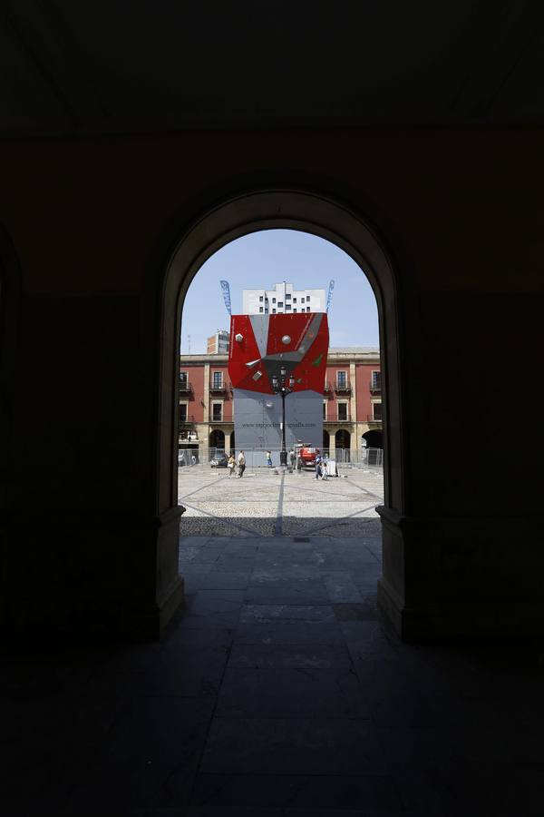 Un rocódromo en la plaza Mayor de Gijón