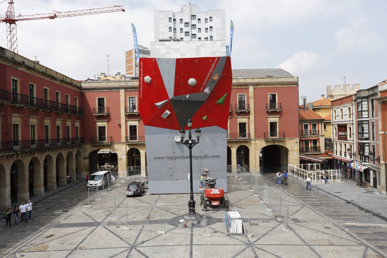 Un rocódromo en la plaza Mayor de Gijón