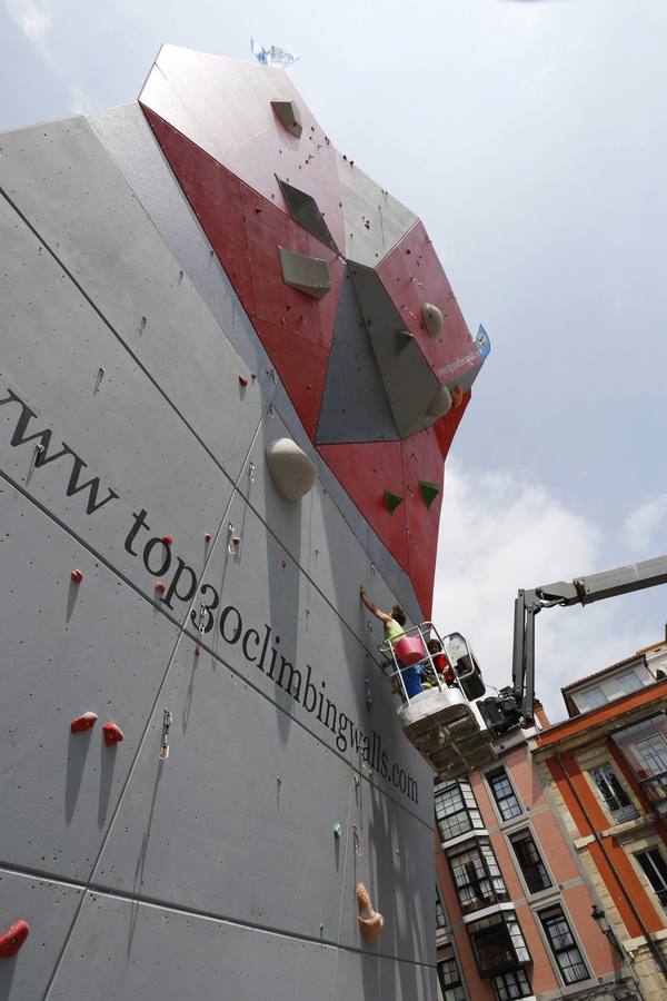 Un rocódromo en la plaza Mayor de Gijón