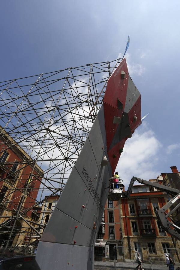 Un rocódromo en la plaza Mayor de Gijón