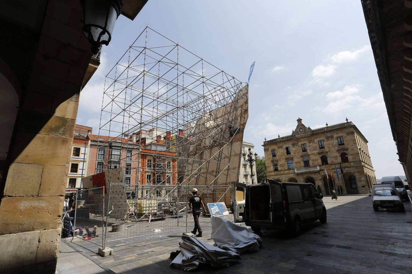 Un rocódromo en la plaza Mayor de Gijón