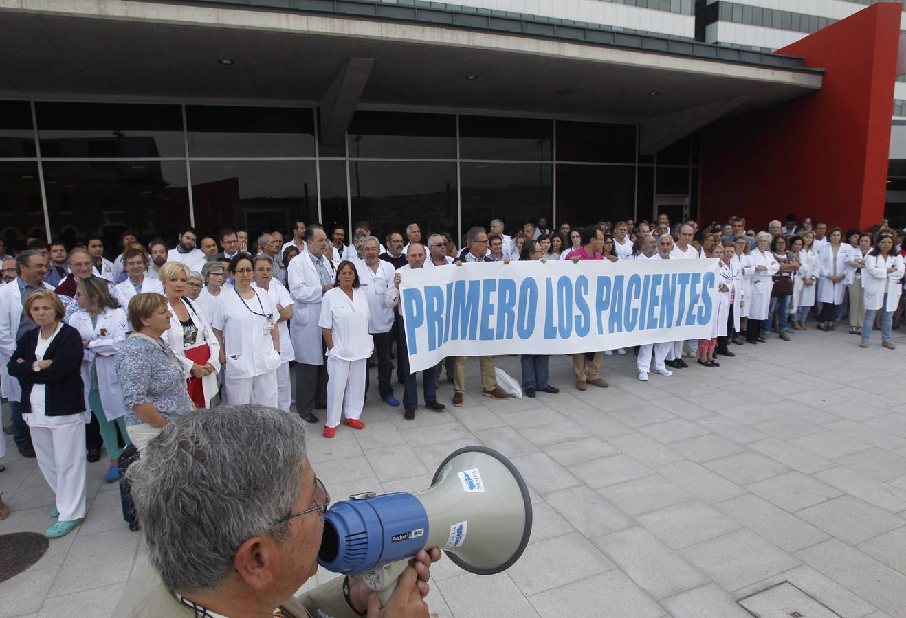 Protesta del personal médico ante el HUCA