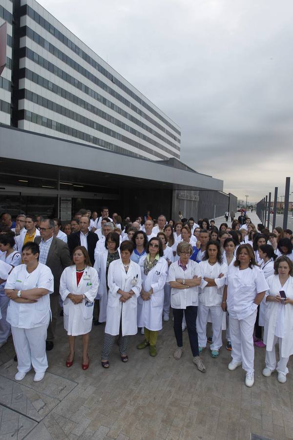 Protesta del personal médico ante el HUCA