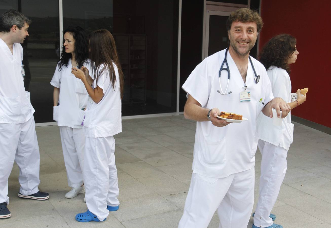 Protesta del personal médico ante el HUCA