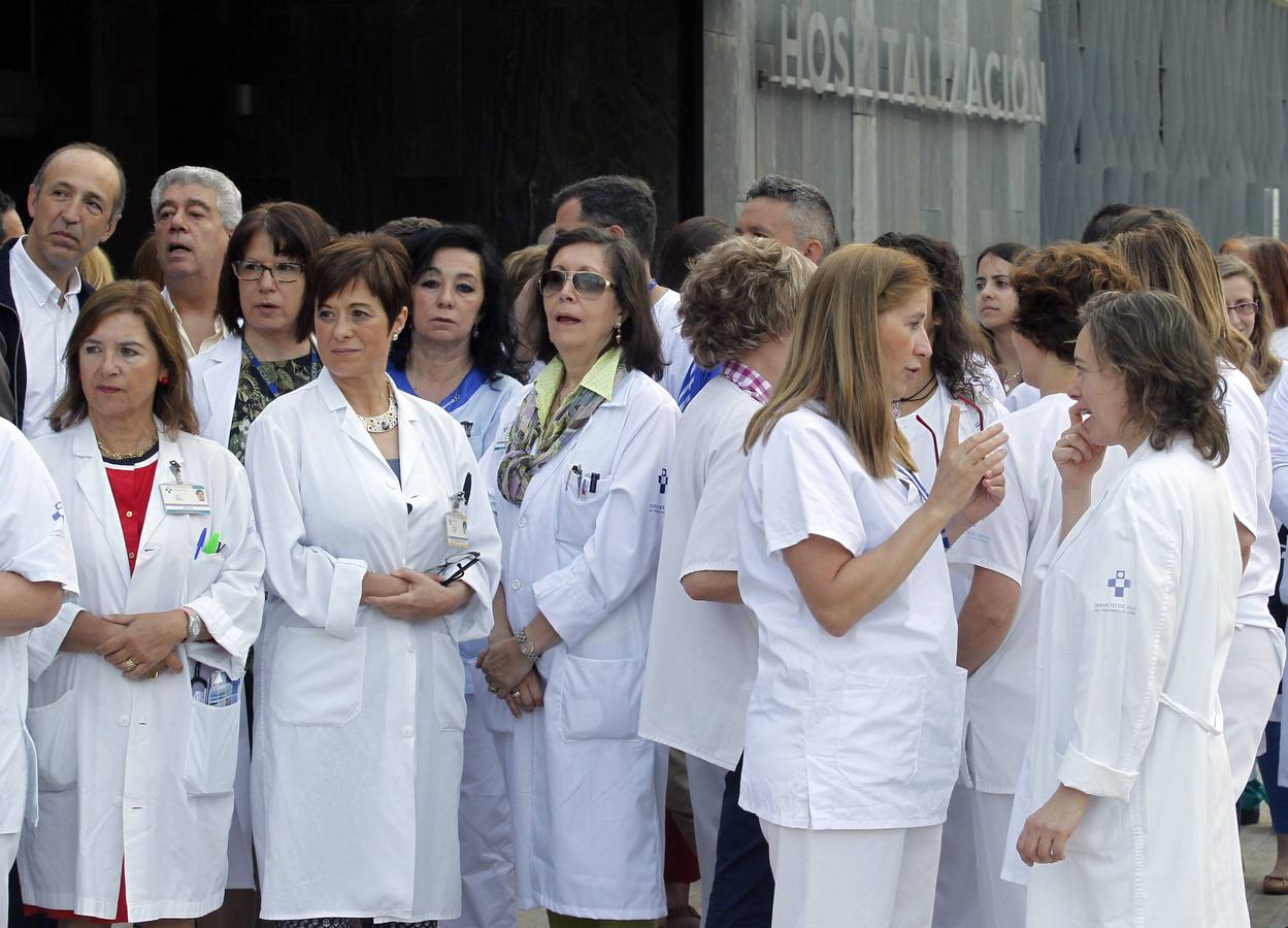 Protesta del personal médico ante el HUCA
