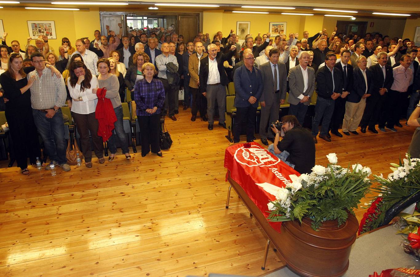 Multitudinaria despedida a Manuel Fernández &#039;Lito&#039;