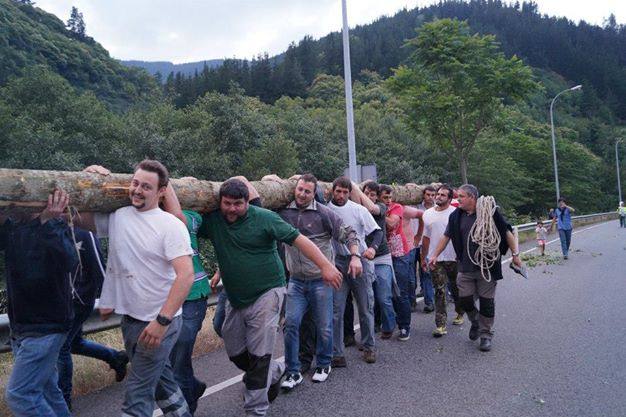 Cangas del Narcea planta el &#039;arbolón&#039;