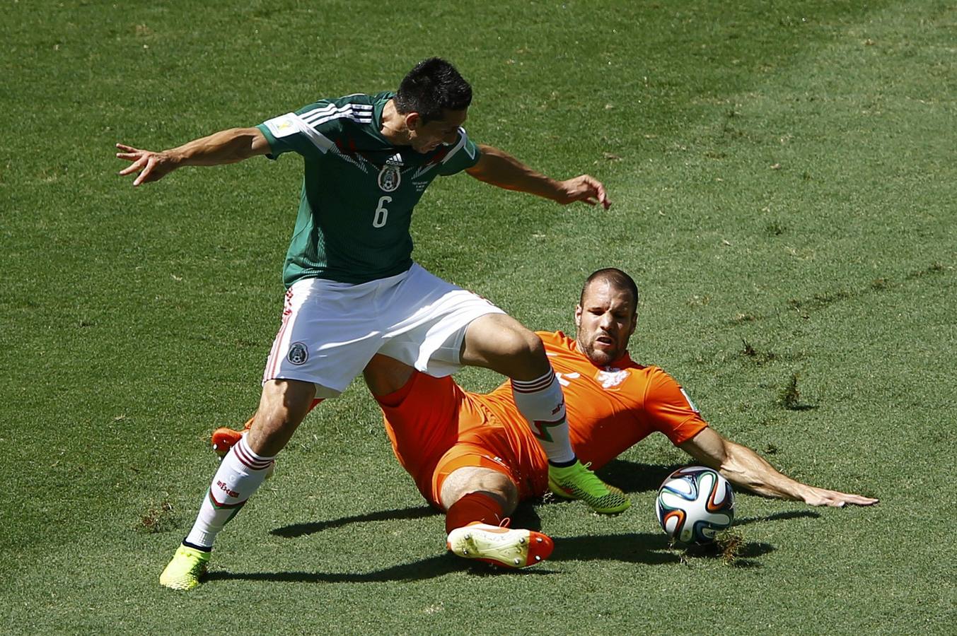 Ron Vlaar y Héctor Herrera pujan por el esférico.