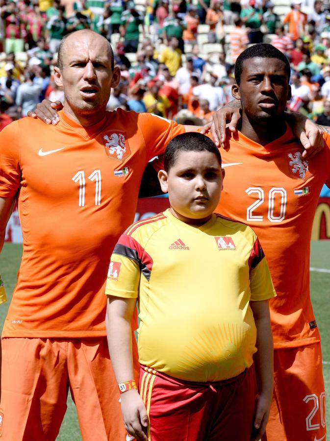 Los holandeses cantan el himno detrás de uno de los niños que acompañan a las selecciones.