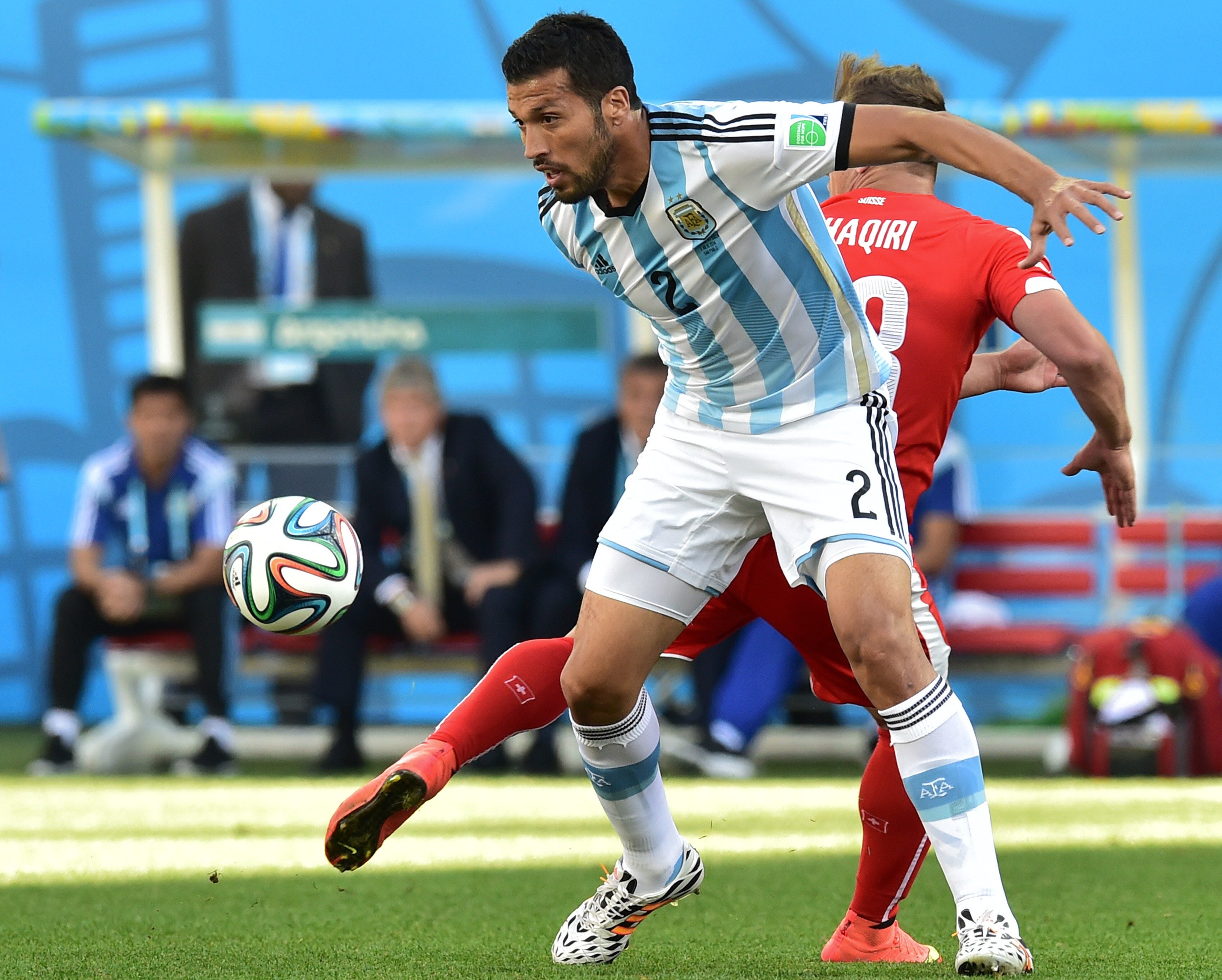 Ezequiel Garay (i) disputa un balón con Xherdan Shaqiri.