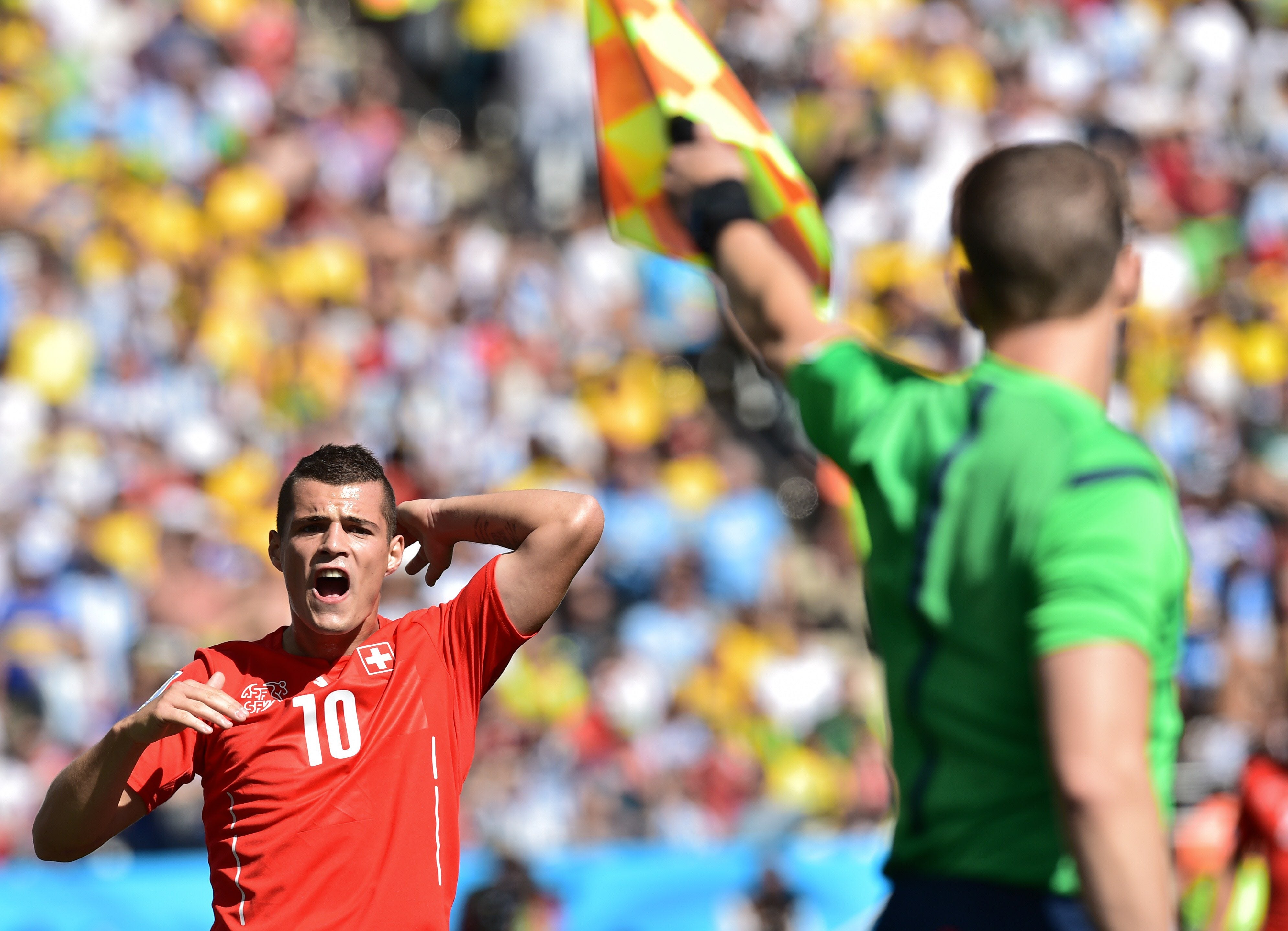 El suizo Granit Xhaka discute una decisión arbitral.