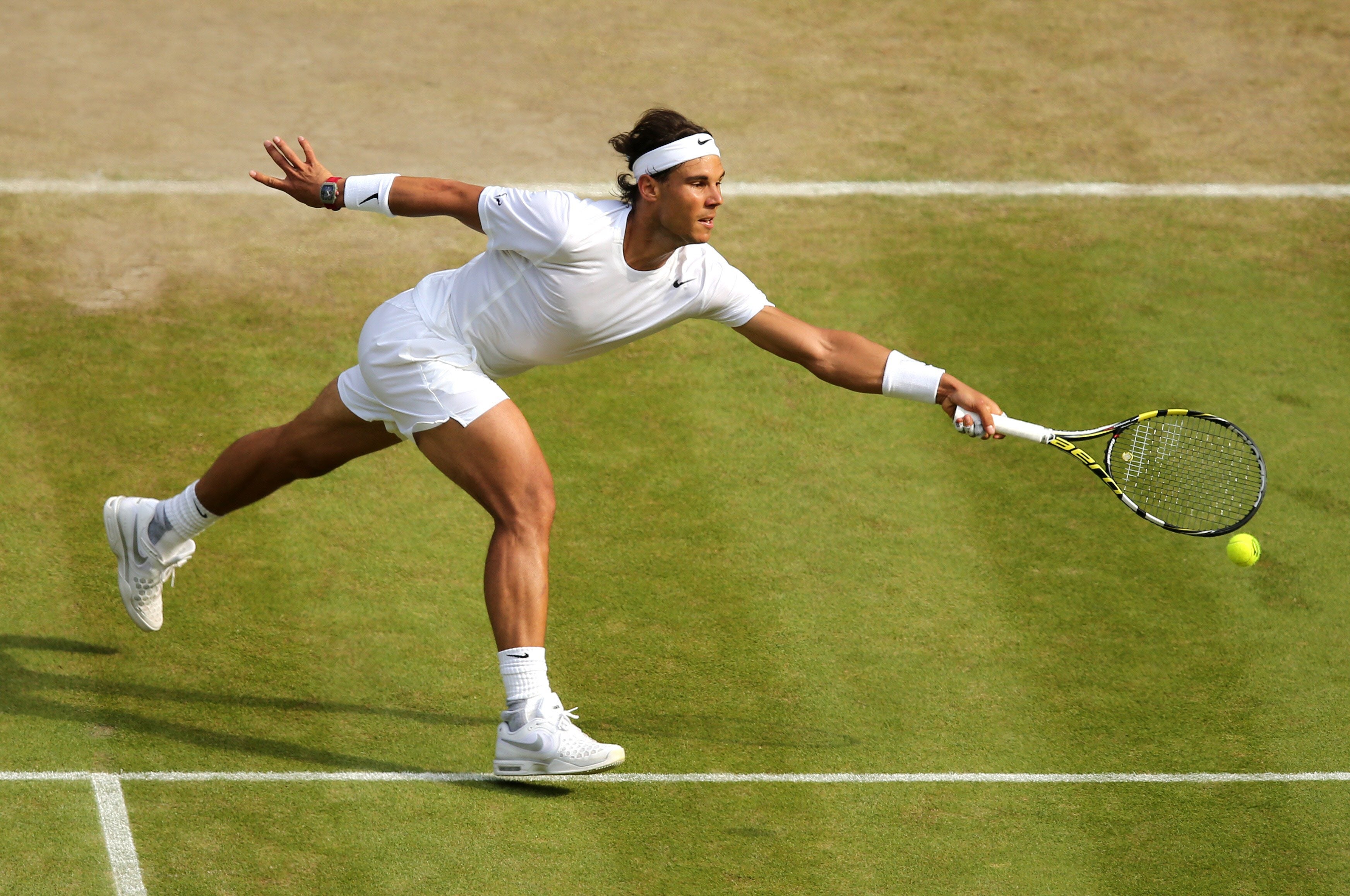 Nadal trata de alcanzar una bola de derecha.