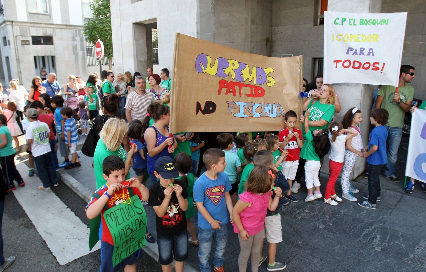 La comunidad educativa de El Bosquín lleva su protesta a Oviedo