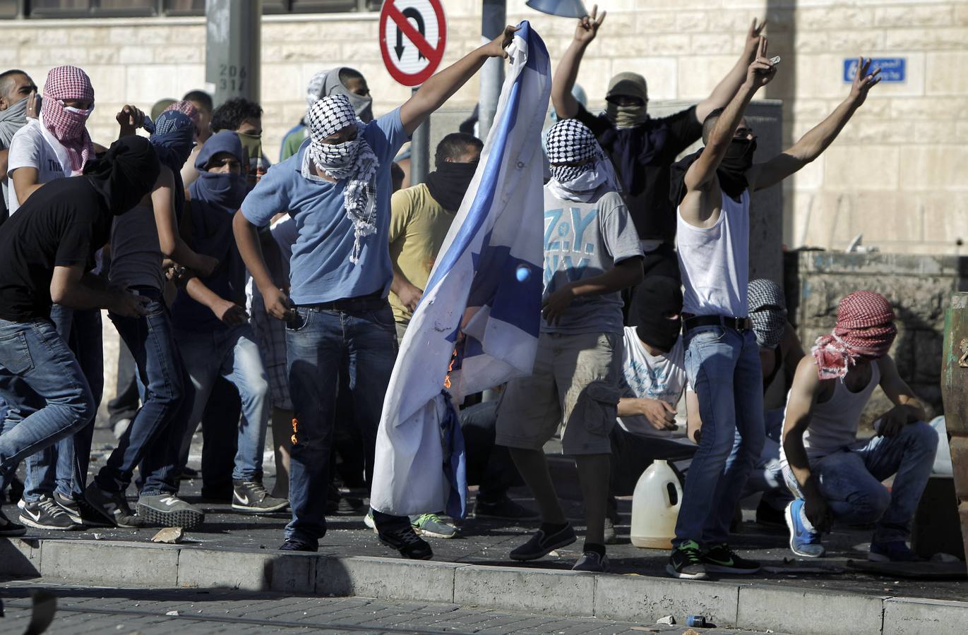 Batalla callejera entre israelíes y palestinos