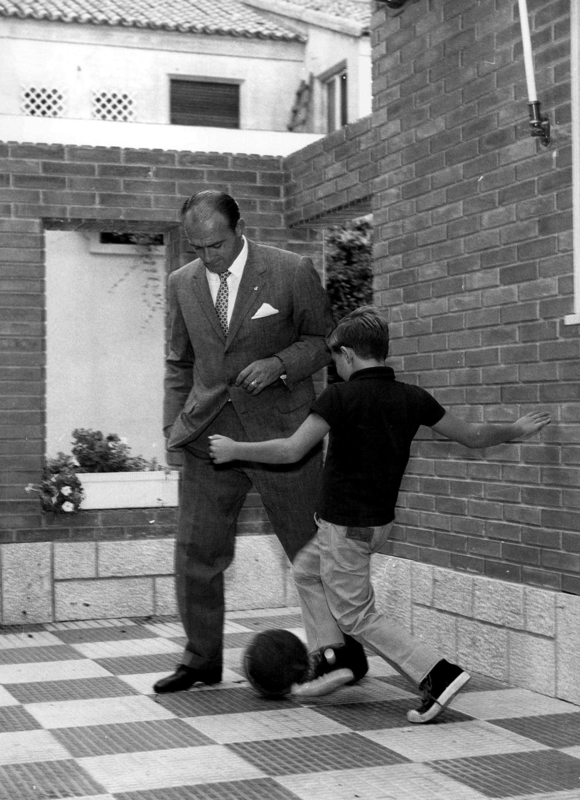 Di Stéfano juega con su hijo al fútbol en el patio de su casa.