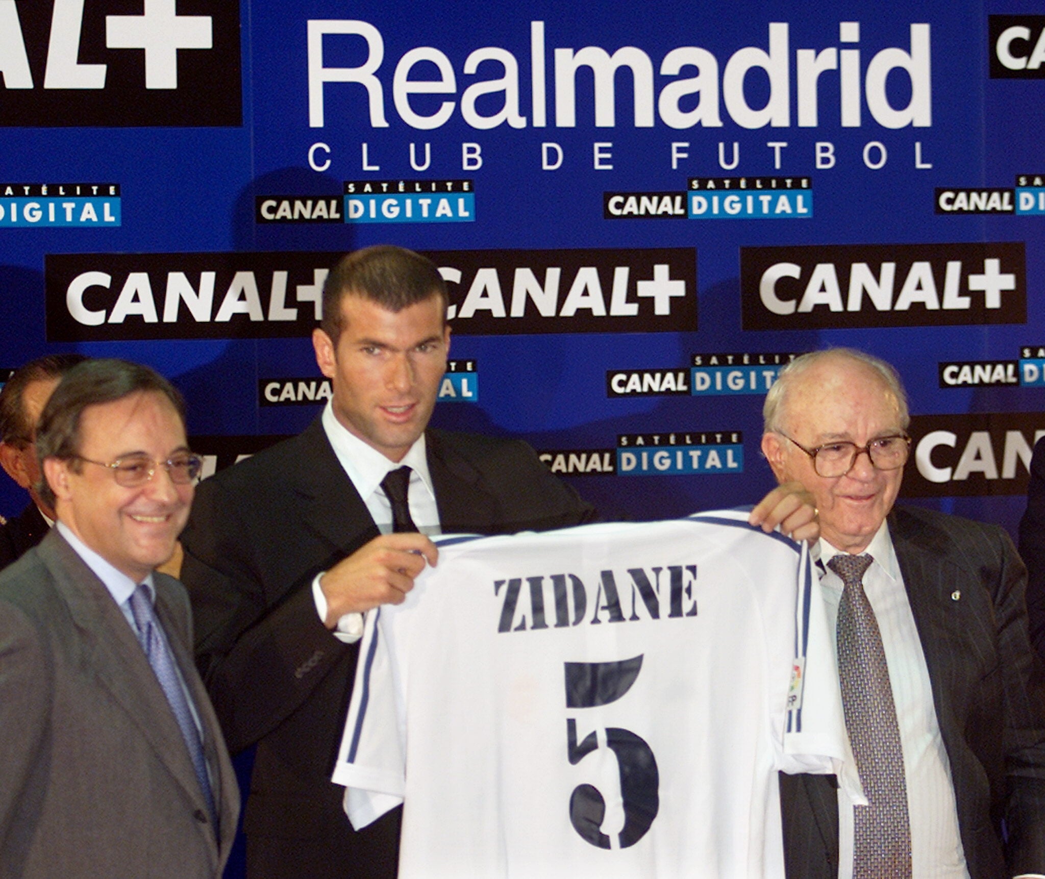 Di Stéfano (d) junto a Florentino Pérez (i), en la presentación de Zidane (c) como jugador del Real Madrid.