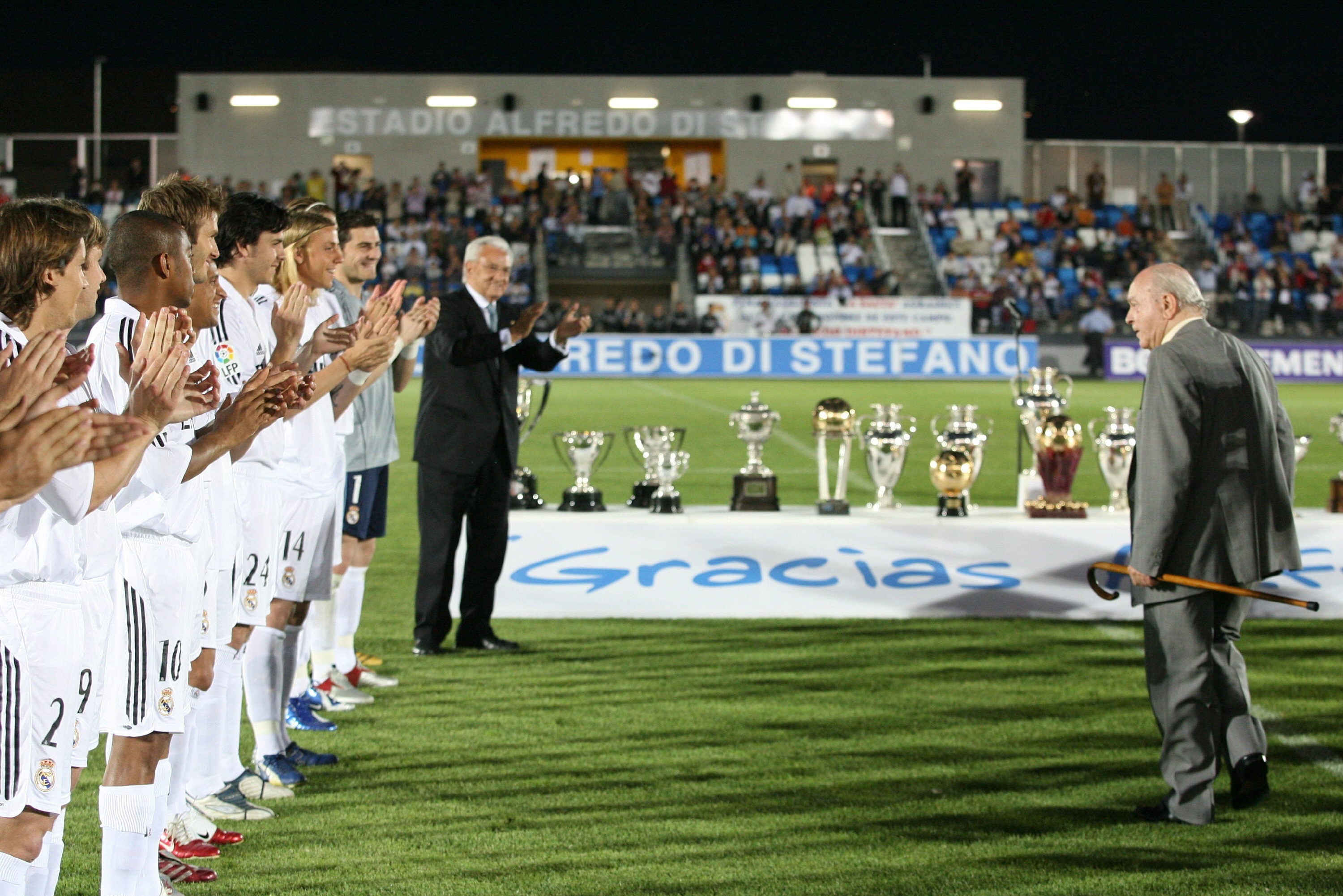 Gómez Montejano (al fondo, izda), presidente, y los jugadores del Real Madrid aplauden a Di Stéfano (d) durante el homenaje que se le tributó en la Ciudad Deportiva de Valdebebas.