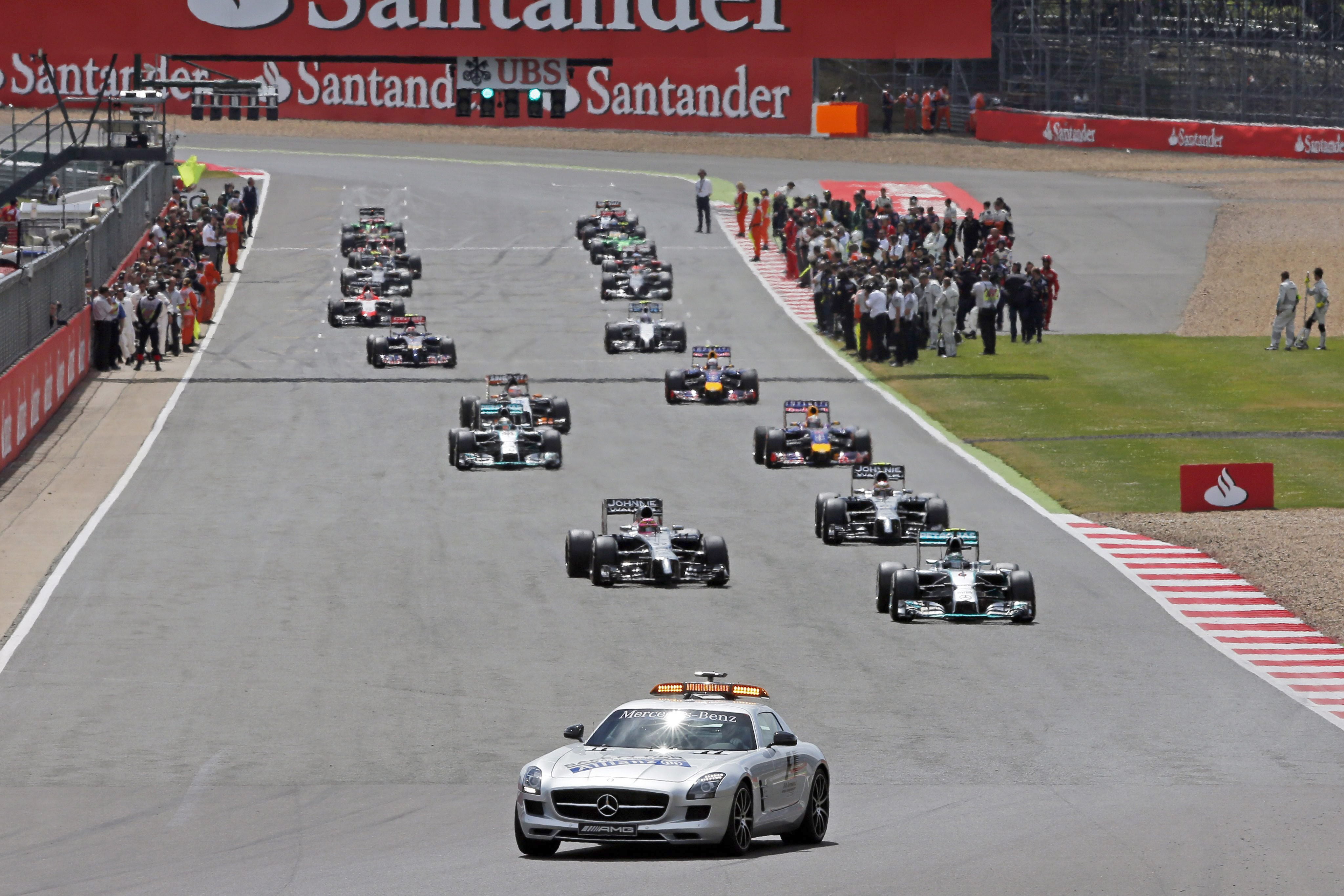 El 'safety car' al frente de los monoplazas tras la reanudación de la carrera.