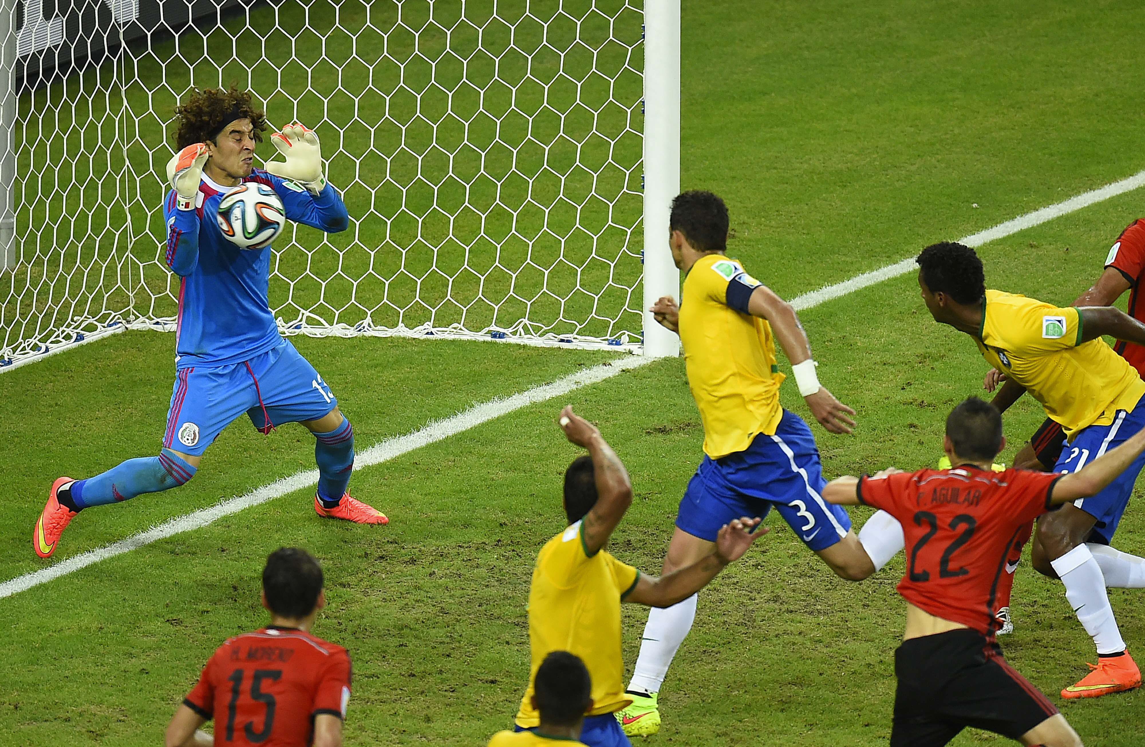 17 junio - Ochoa hace de Banks. Guillermo Ochoa, arquero de México, se convierte en estrella planetaria al detener un cabezazo suntuoso de Neymar. Ese Brasil-México acaba con el 0-0 inicial gracias a 'Memo', a quien se le compara rápidamente con el inglés Gordon Banks, autor de una de las mejores paradas de la historia a un remate de cabeza de Pelé en el Mundial 1970.