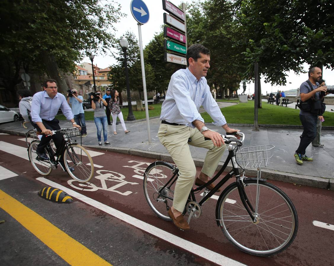 Carmen Moriyón, Rafael Felgueroso y Fernando Couto pedalean para inaugurar el carril bici