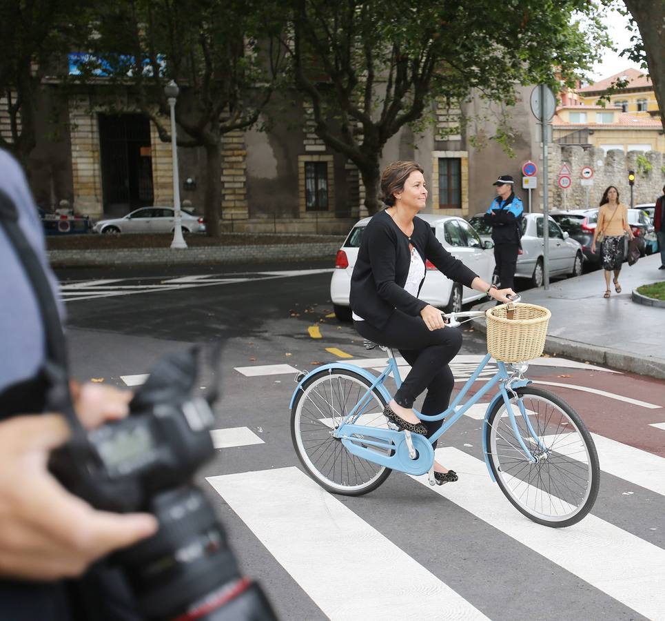 Carmen Moriyón, Rafael Felgueroso y Fernando Couto pedalean para inaugurar el carril bici