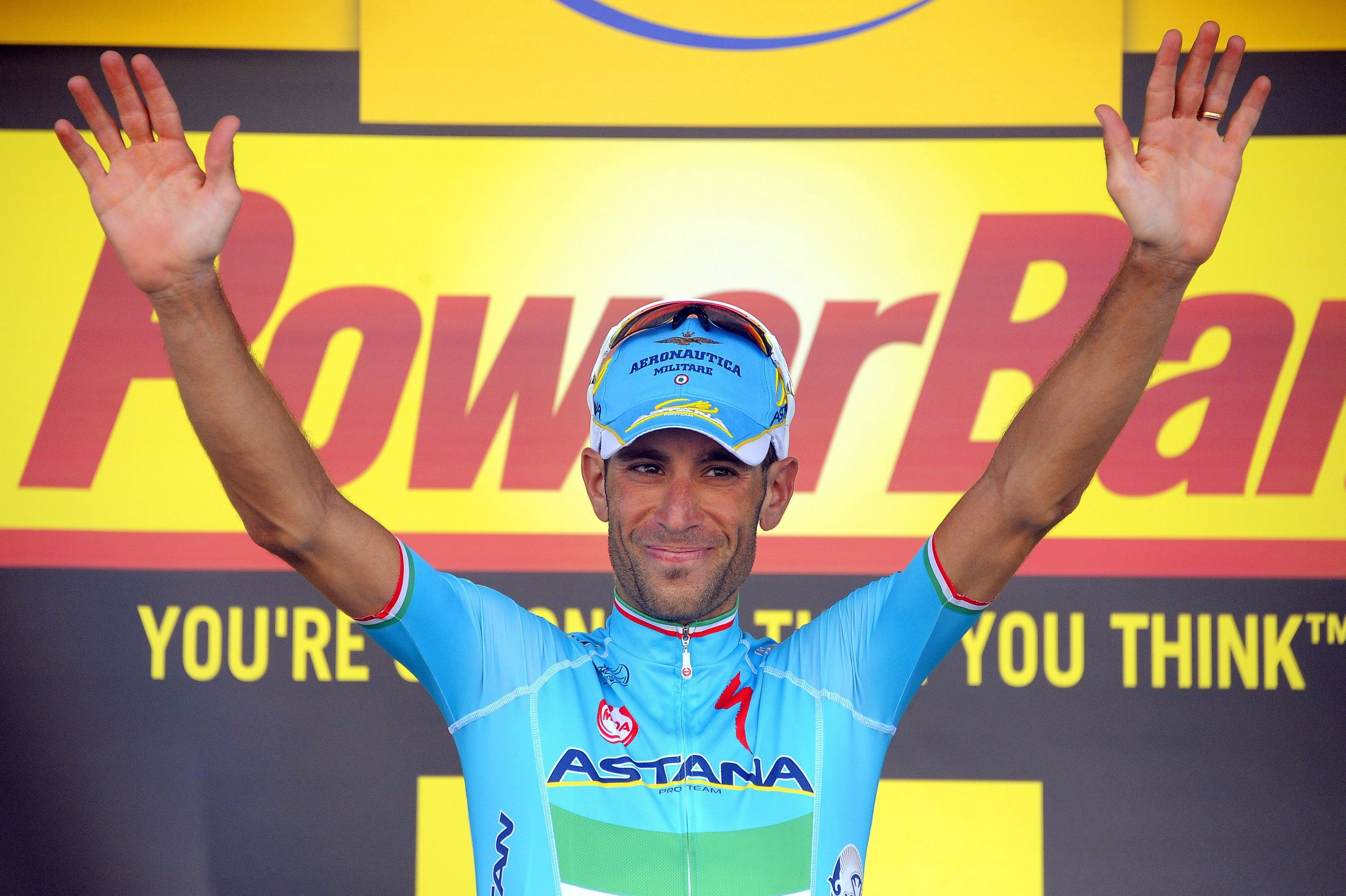 El italiano Nibali celebra la victoria de etapa y el afianzamiento del liderato de la general.