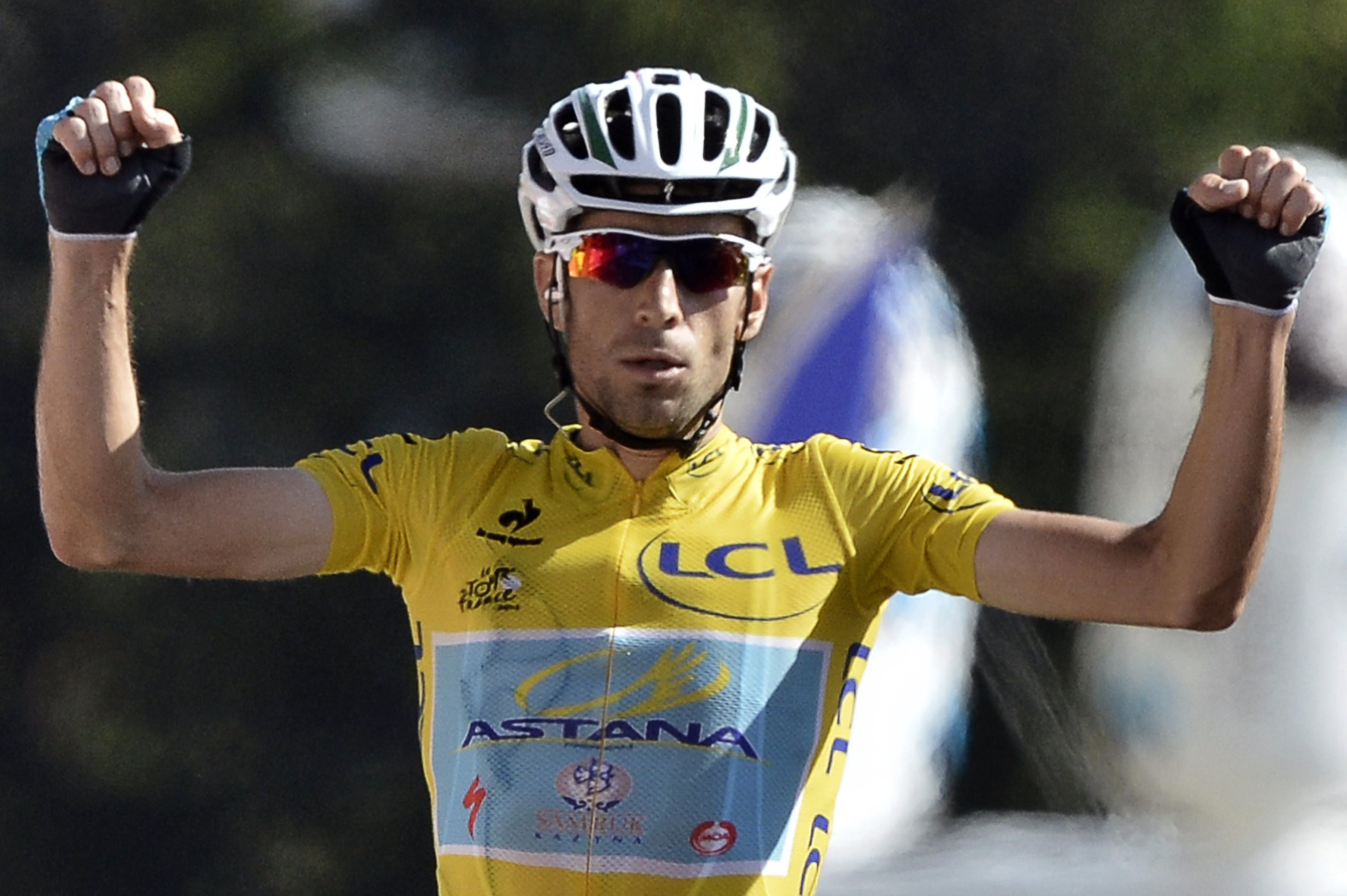 Nibali celebra su victoria de etapa, la tercera en este Tour 2014.